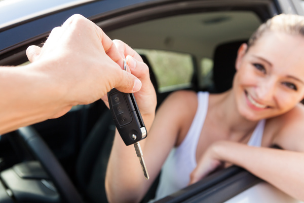 Junge Frau Im Neuen Auto Schlüssel übergabe Lachend Stockfoto 10481331 Bildagentur