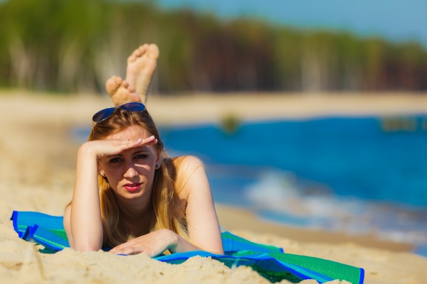 Sommerurlaub Mädchen Im Bikini Sonnenbaden Am Strand Stockfoto 11455053 Bildagentur 