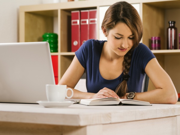 frau liest ein buch und einen