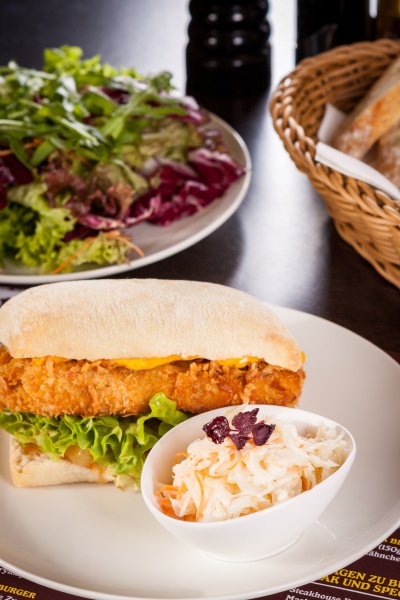 Chickenburger mit Hähnchenfleisch und salat - Stockfoto #11826483 ...