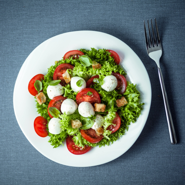 Mozzarella-Salat mit knusprig gebratenen Croutons - Lizenzfreies Foto ...