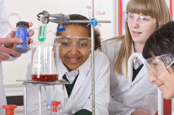 die schueler beobachten chemielehrer verhalten experiment