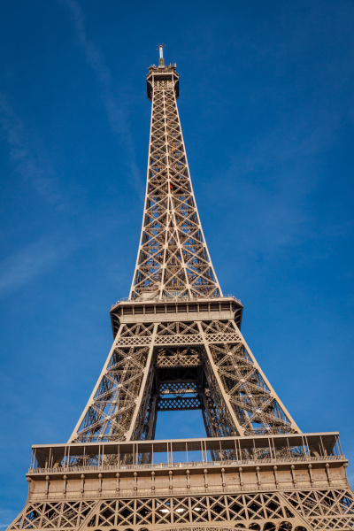 eiffelturm in paris wahrzeichen vor blauem