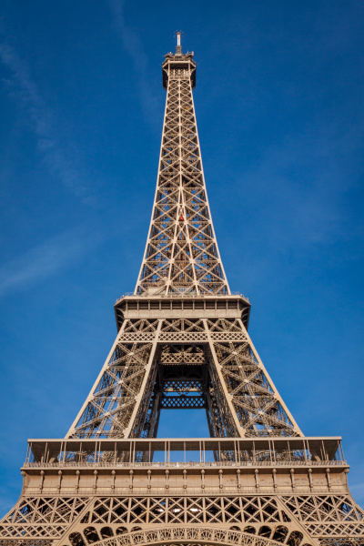 eiffelturm in paris wahrzeichen vor blauem