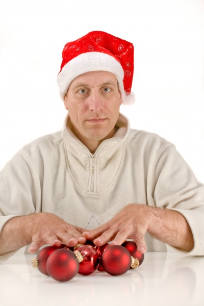 weihnachtsmann mit christbaumkugeln
