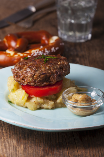 Bayerische Fleischpflanzerl und Kartoffelsalat - Lizenzfreies Foto ...