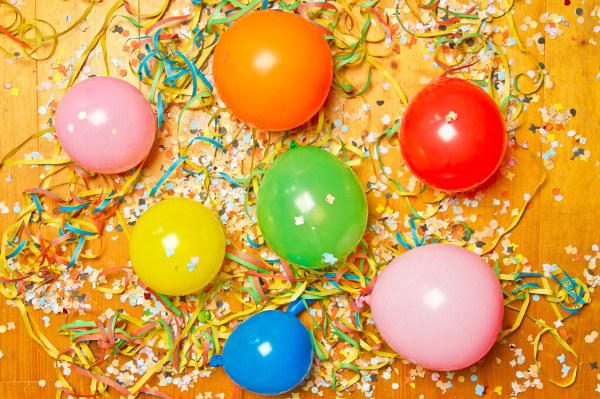 bunte party luftballons
