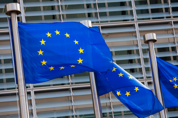 europaeische flaggen vor der europaeischen kommission