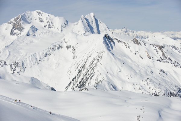 eine gruppe von backcountry skifahrern faehrt