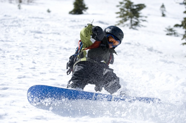 ein junge geniesst einen tag snowboarden