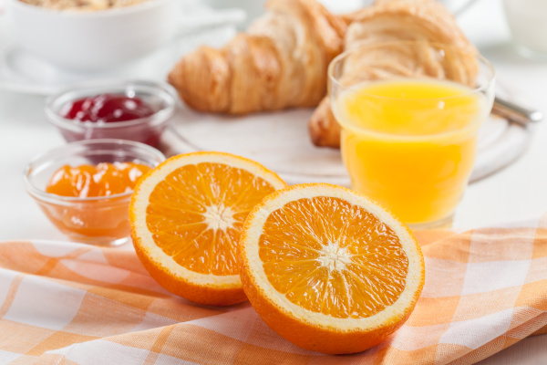 fruehstueck mit frischem orangensaft