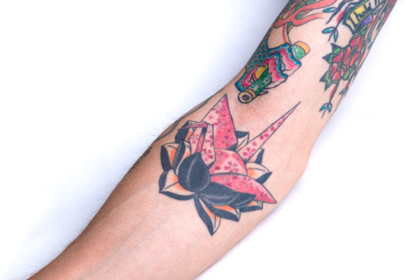 rosa kran black lotus unterarm tattoo