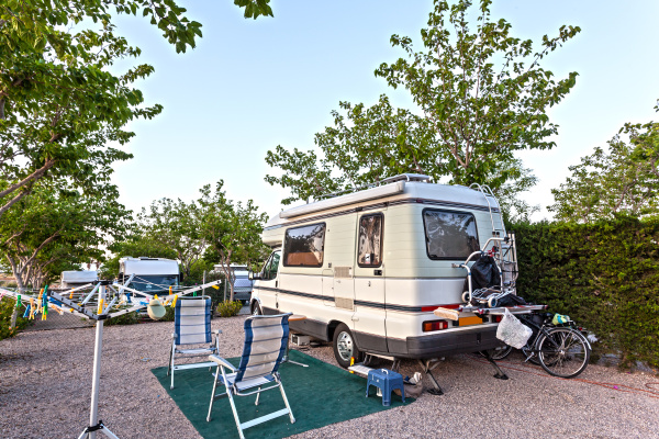 wohnmobil auf einem campingplatz