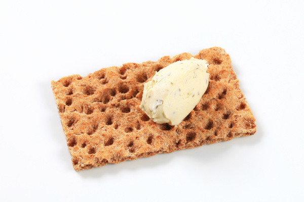 vollkorn-knäckebrot mit frischkäse-mousse - Lizenzfreies Bild #14517391 ...