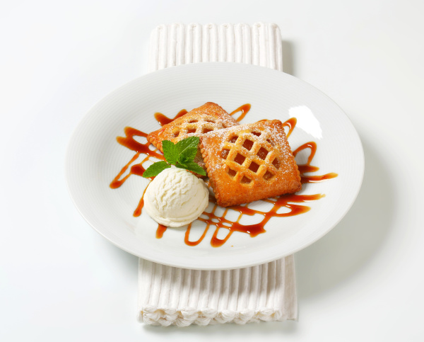 kleiner aprikosenkuchen mit eis