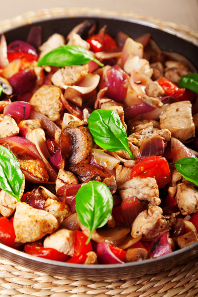 hähnchen mit zwiebel und kirschtomaten huhn mit - Stockfoto #14654703 ...