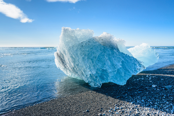 blauer eisberg im jokulsarlon gletschersee suedisland