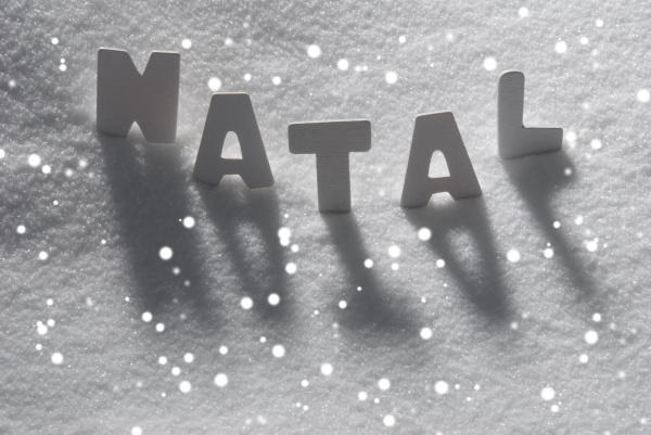 white-word-natal-mean-christmas-on-snow-snowflakes-lizenzfreies-bild