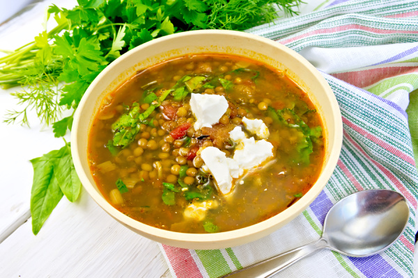 suppe linsensuppe mit spinat und käse in der gelben - Stock Photo ...