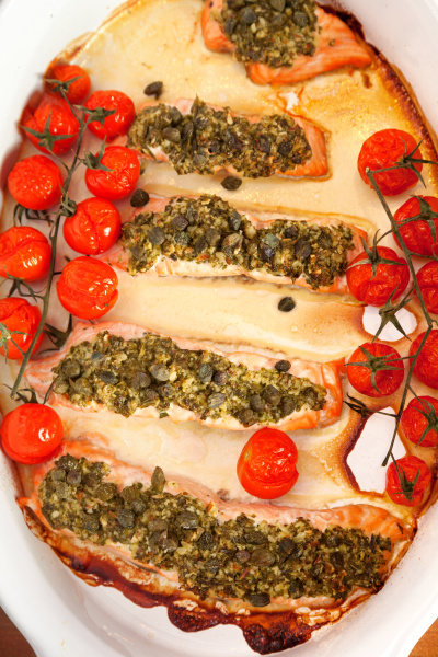 Gebackener Lachs mit Pesto gebackener Lachs mit Pesto - Stockfoto ...