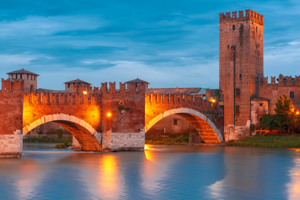 nachtansicht von castelvecchio in verona italien