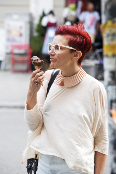frau essen eis