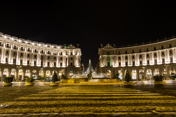 piazza repubblica in rom bei nacht