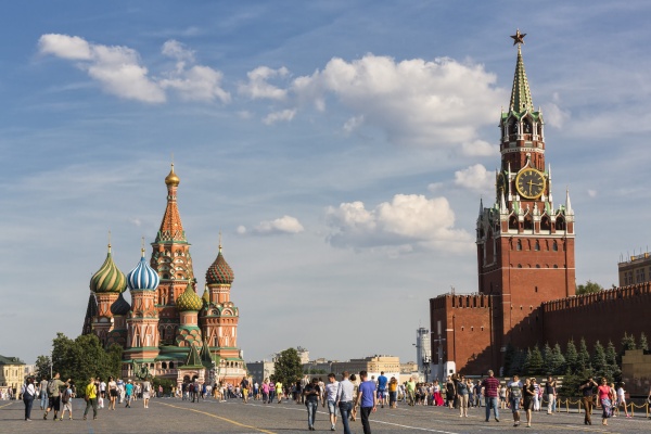 russland moskau basilius kathedrale mit kremlmauer
