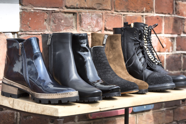 schwarze damschuhe auf holzbrett