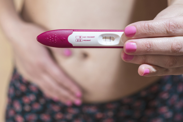 frau mit einem schwangerschaftstest