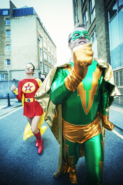 superhero paar auf stadtstrasse laufen