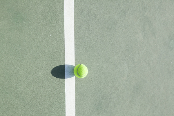 nahaufnahme eines tennisball auf einem tennisplatz