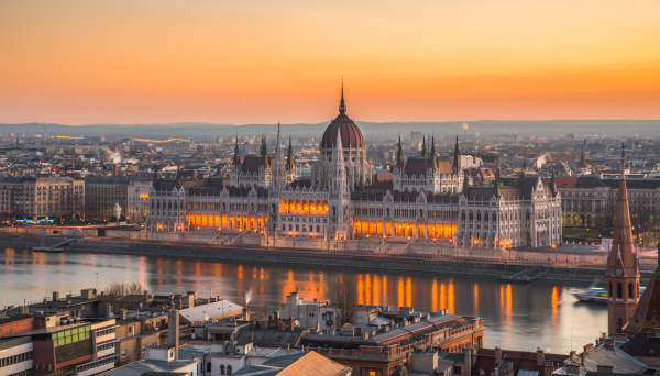 ungarisches parlamentsgebaeude bei sonnenaufgang