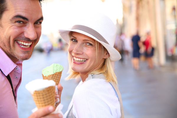 freundliche paare in rom eistueten essen