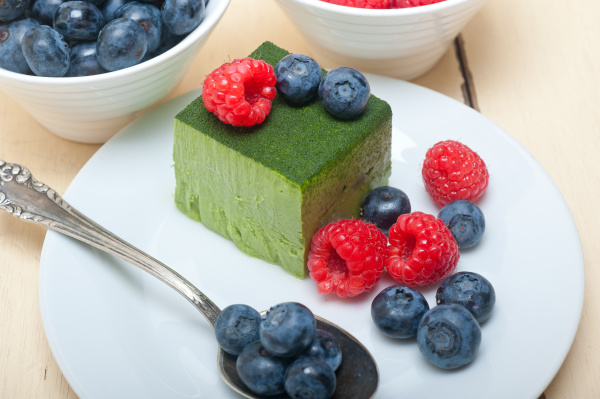 grüner tee matcha-mousse-torte mit beeren - Stock Photo #18155002 ...