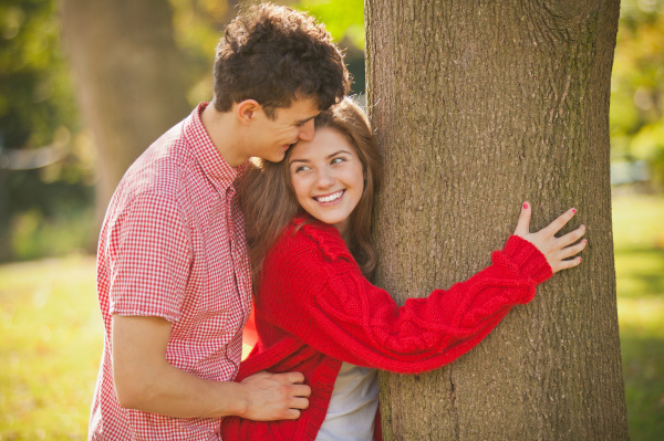 Teenager Paar Umarmt Sich Im Park Stockfoto 18462186 Bildagentur Panthermedia 7279