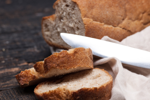 rustikales brot auf holz tisch. dunkler holzigen - Lizenzfreies Foto ...