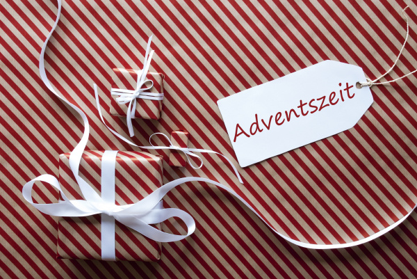 two gifts with label adventszeit