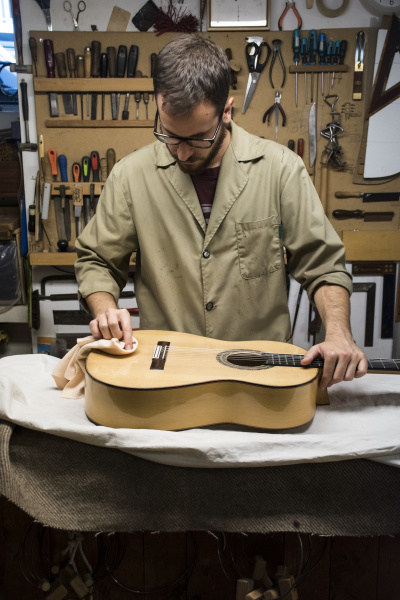 luthier bei der arbeit in seiner