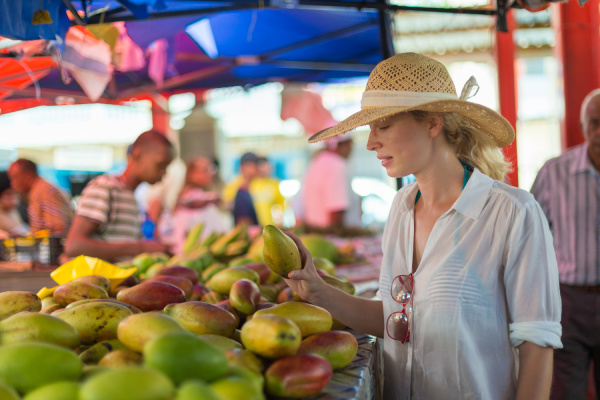reisende einkaufen auf traditionellen victoria lebensmittelmarkt