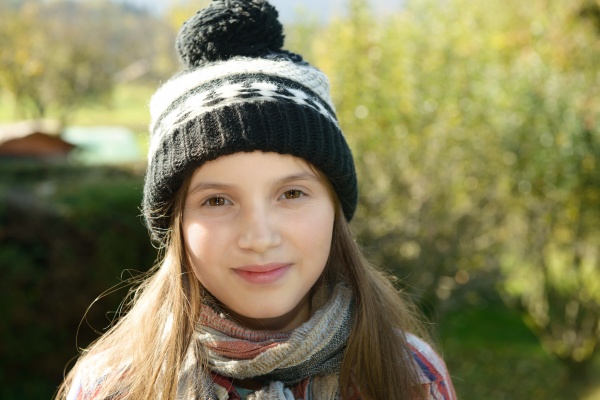 junge pre teen mit einer wintermuetze