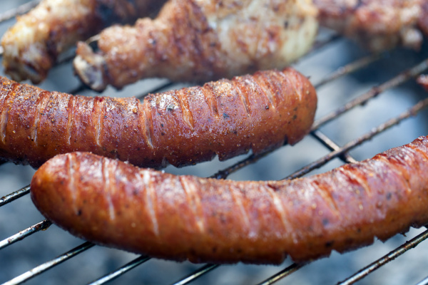 barbecue mit lecker gegrilltem fleisch auf