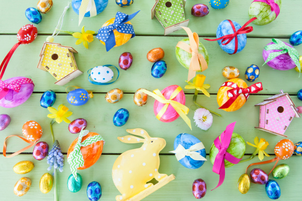 bunte ostereier mit schleifen