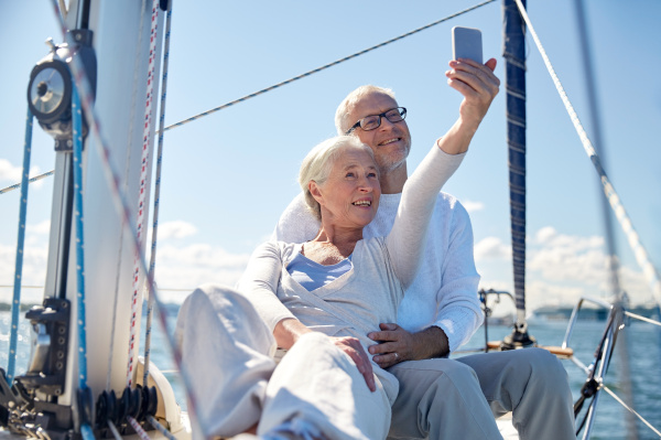 senioren mit smartphone selfie auf der