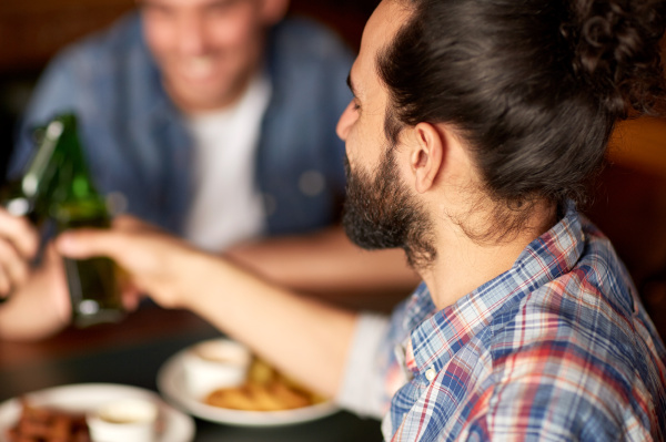 Glückliche Männliche Freunde Die Bier In Der Bar Stockfoto 20174613 Bildagentur Panthermedia 