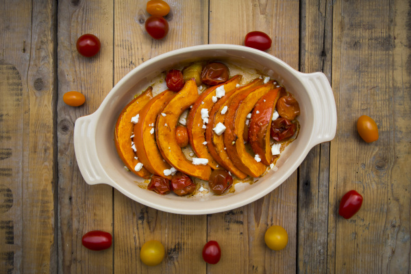 kürbisgratin mit tomaten und feta - Lizenzfreies Bild #20206319 ...