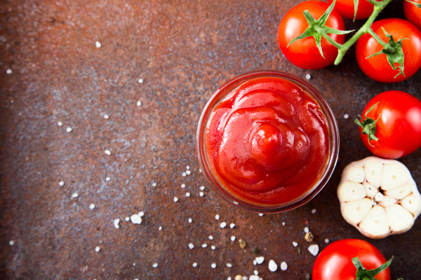 Tomaten-Ketchup-Sauce mit Knoblauch Gewürzen und - Lizenzfreies Bild ...