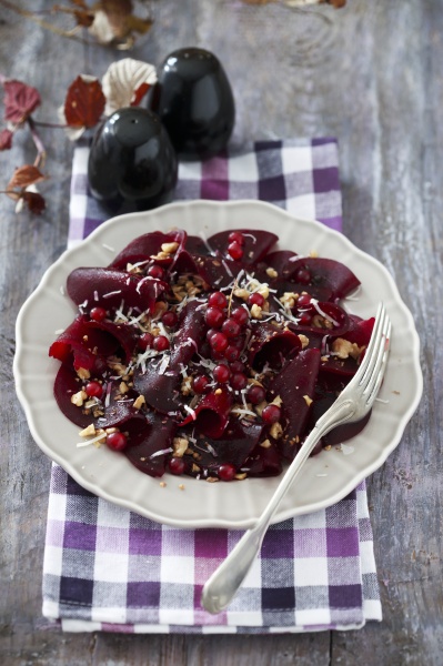 Rote Beete Carpaccio mit roten Johannisbeeren und - Lizenzfreies Bild ...