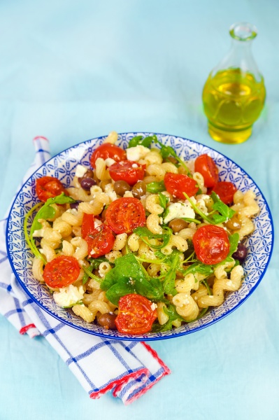 pasta mit gedaempften tomaten fetakaese oliven