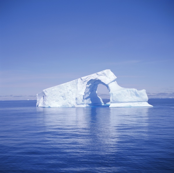 gewoelbter eisberg antarktis